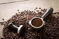 Gemahlener Kaffee und Kaffeebohnen Reine Kaffeebohnen und gemahlener Kaffee in einem Behälter