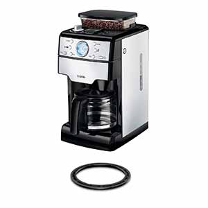 Die Kaffeemaschine mit Mahlwerk AEG KAM 300 besitzt eine drehbare Bodenplatte