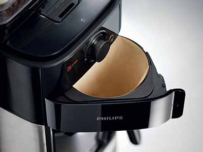 Die Kaffeemaschine mit Mahlwerk Philips HD 7761/00 besitzt einen Schwenkfilter und Glaskanne