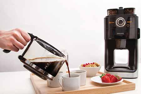 Die Kaffeemaschine mit Mahlwerk Philips HD 7762/00 besitzt einen Timer und Tropfstoppfunktion